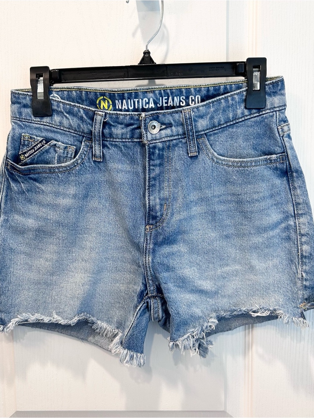 Nautica Women’s Size 4/27 Light Wash Raw Distressed Hem Jean Shorts 4” Inseam